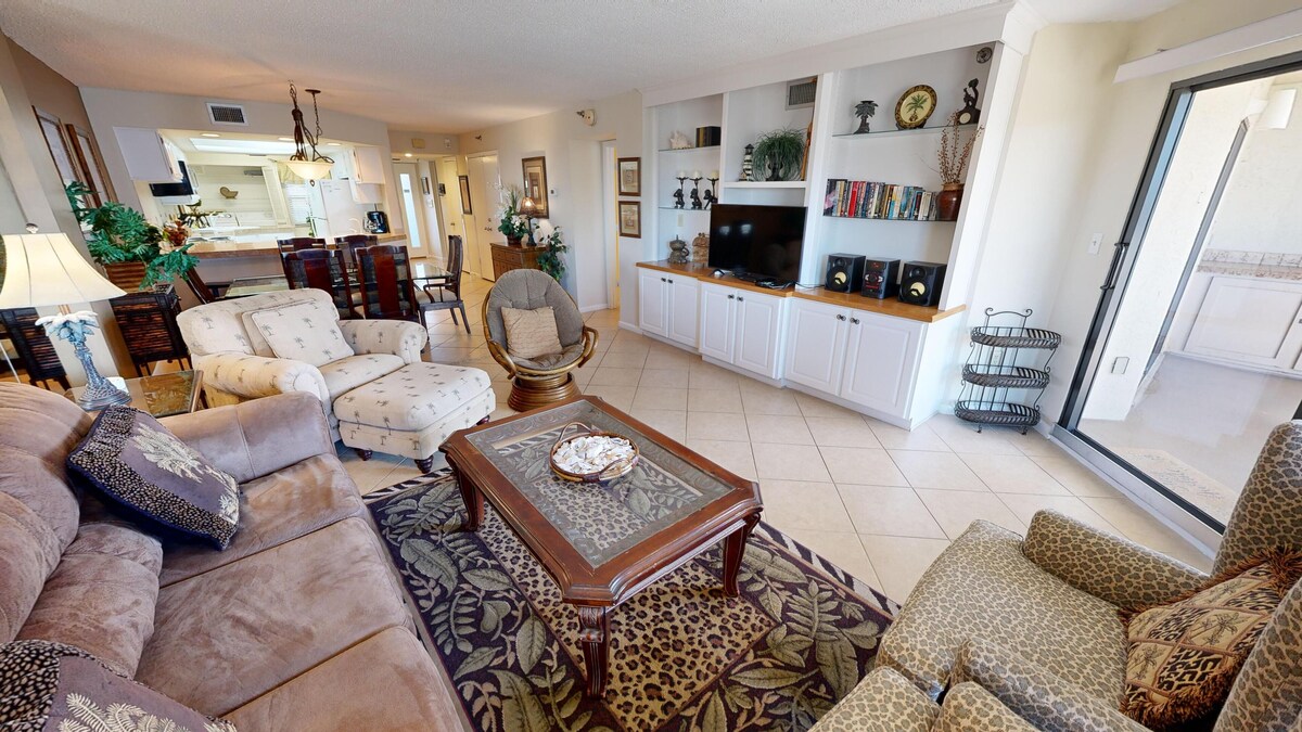 Photo 3 of IR 217 2 BR with Sunset Views sits beachside with easy access