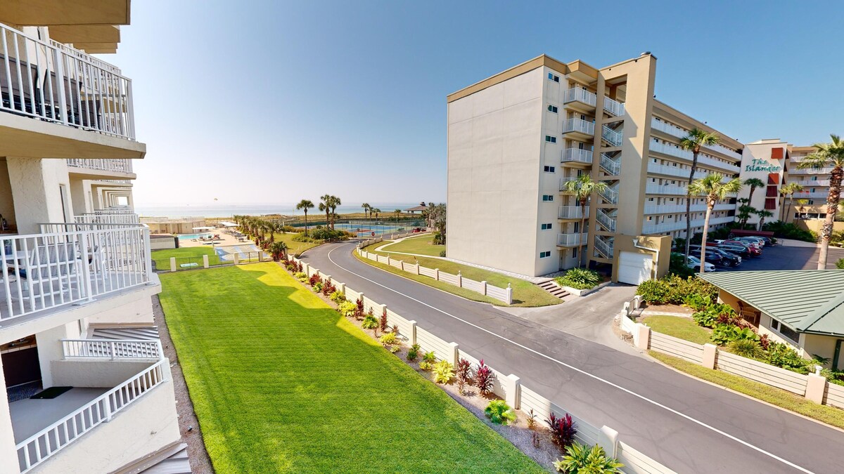 Photo 26 of IR 217 2 BR with Sunset Views sits beachside with easy access