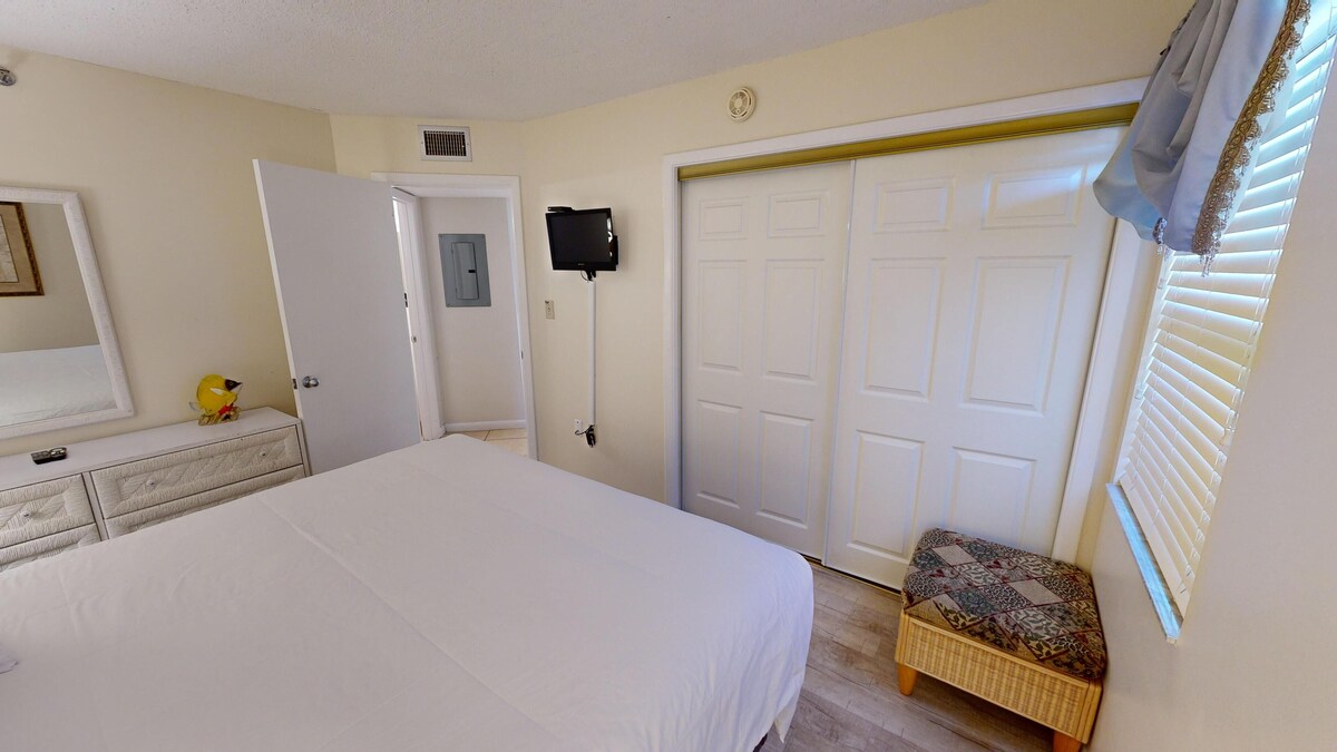 Photo 11 of IR 217 2 BR with Sunset Views sits beachside with easy access