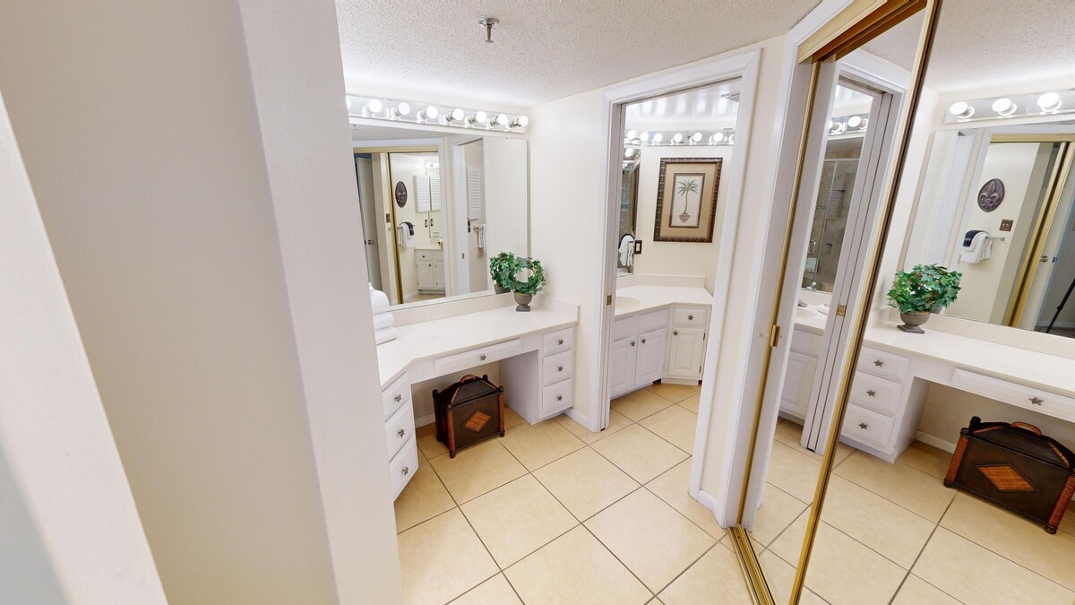 Photo 18 of IR 217 2 BR with Sunset Views sits beachside with easy access