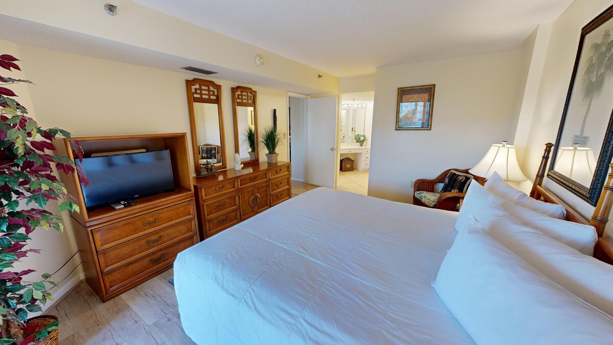 Photo 16 of IR 217 2 BR with Sunset Views sits beachside with easy access