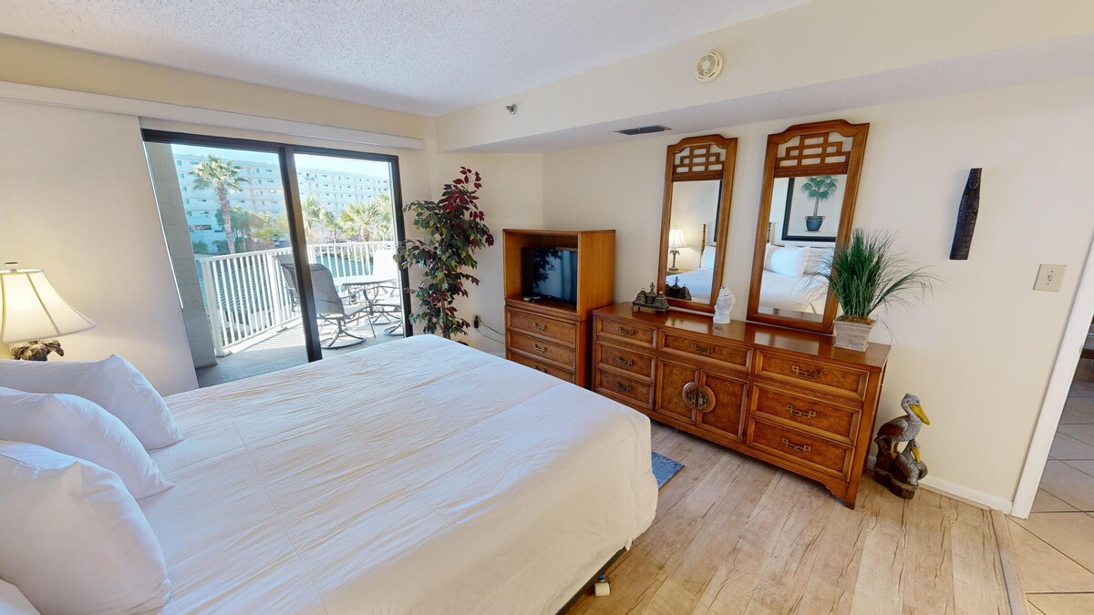 Photo 17 of IR 217 2 BR with Sunset Views sits beachside with easy access