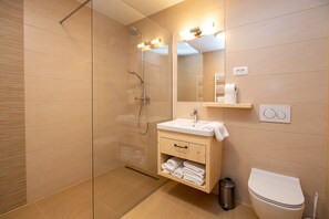 Ducha, secador de pelo, toallas