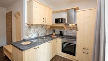 Geladeira, micro-ondas, fogão, cooktop