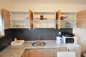 Frigorifero, microonde, forno, piano cottura