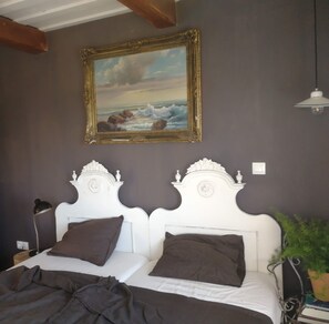 2 dormitorios, tabla de planchar con plancha, ropa de cama