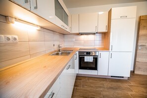 Kjøleskap, mikrobølgeovn, ovn og kokeplater