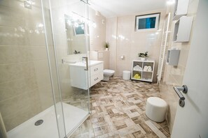 Ducha, secador de pelo, toallas