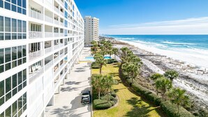 Ein modernes Hotel mit Pool, Meerblick und Parkplatz.
