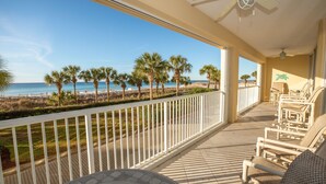 Ein Balkon mit Blick auf den Strand, Palmen und das Meer.