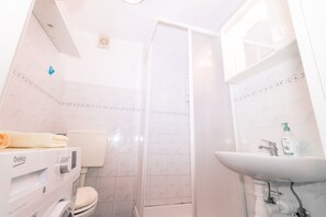 Dusche, Haartrockner, Handtücher