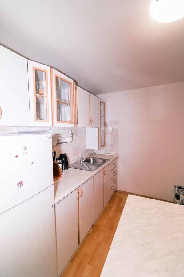 Frigorífic, forn, placa de cuina i torradora