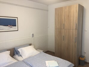 2 quartos, ferros/tábuas de passar roupa, acesso à internet