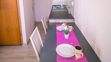 Kjøleskap, mikrobølgeovn, ovn og kokeplater