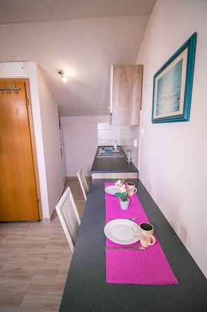 Frigorífico, microondas, horno y placa de cocina