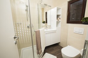 Dusch, hårtork och handdukar