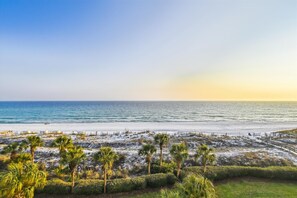 On the beach - Oceania 407 Beautiful 3 BR right on the beach with 40' balcony (Destin)