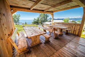 Outdoor dining - One Bedroom Apartment ZVOH on Krvavec (Cerklje na Gorenjskem)