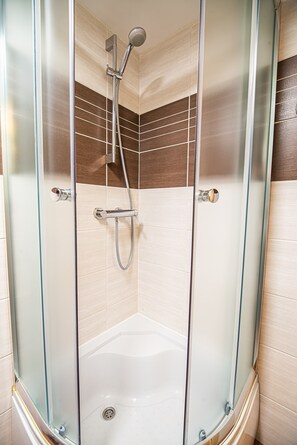 Dusche, Haartrockner, Handtücher