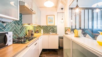 Réfrigérateur, micro-ondes, four, plaque de cuisson