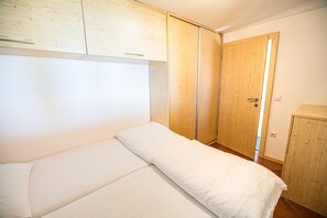 2 bedrooms, internet, bed sheets