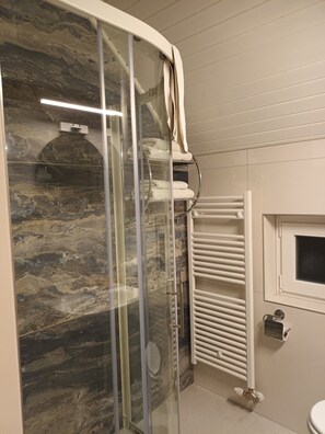 Regadera, amenidades de baño gratuitas, secadora de cabello, toallas 