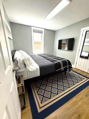 1 bedroom, iron/ironing board, WiFi, bed sheets - Cozy unit, King bed & laundry (Wilmington)