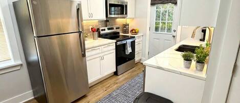 Kjøleskap, mikrobølgeovn, ovn og kokeplater