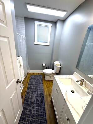 Shower, hair dryer - Cozy unit, King bed & laundry (Wilmington)