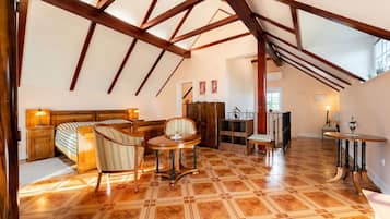 2 bedrooms, iron/ironing board, Internet, bed sheets