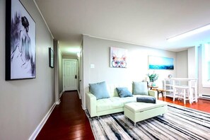 Télévision, cheminée, espaces bureaux