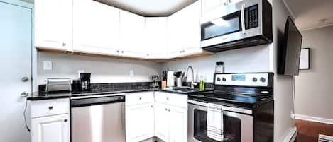 Frigorífico, microondas, horno y placa de cocina