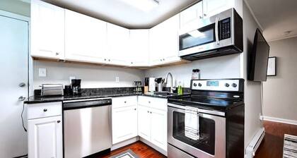 Chic Historic apartment- King Bed, Fast WiFi, close to Downtown!