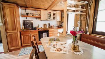 Kühlschrank, Herdplatte, Toaster, Kochgeschirr/Geschirr/Besteck