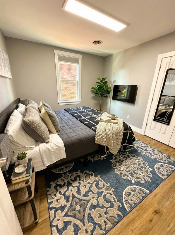 1 bedroom, desk, iron/ironing board, WiFi