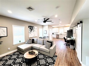 テレビ、書斎 / ワークスペース