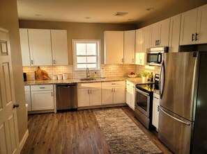 Kjøleskap, mikrobølgeovn, ovn og kokeplater