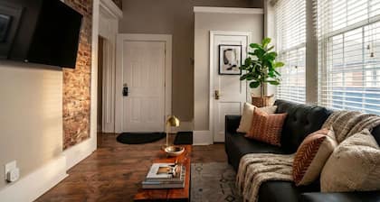 Stylish Historic Apartment - Queen Bed, Fast WiFi, Easy Parking!