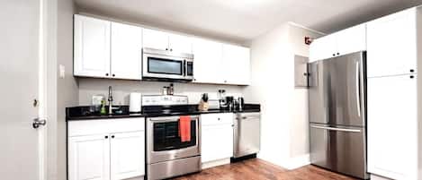 Refrigerador, microondas, horno y parrilla de estufa