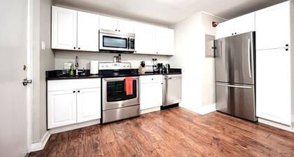 Stylish Historic Apartment - Queen Bed, Fast WiFi, Easy Parking!