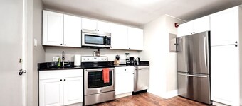 Stylish Historic Apartment - Queen Bed, Fast WiFi, Easy Parking!