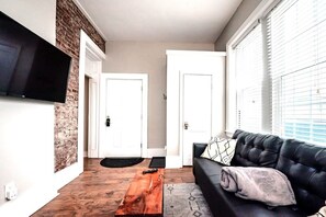 TV, offices - Stylish Historic Apartment - Queen Bed, Fast WiFi, Easy Parking! (Wilmington)