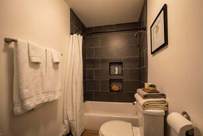 Shower, hair dryer - Stylish Historic Apartment - Queen Bed, Fast WiFi, Easy Parking! (Wilmington)