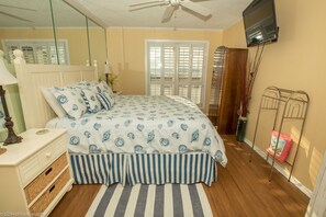 A bedroom with a bed, nightstand, lamp, and a ceiling fan. - SPC 2119 - Beautiful 2nd Floor 1 BR - sleeps 4 (Destin)