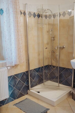 Regadera, secadora de cabello, bidet, toallas 