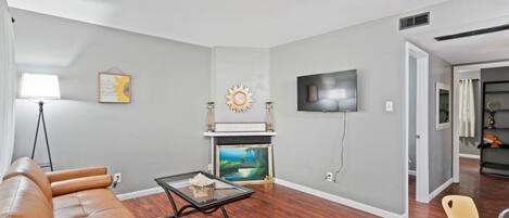 تلفزيون ذكي، مدفأة، كُتُب، مكتب