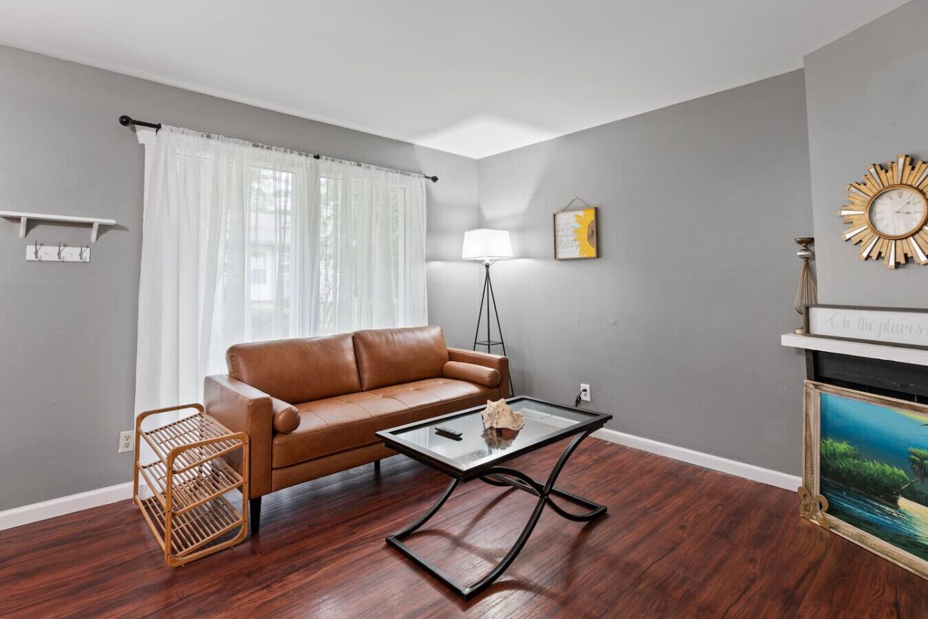 智能电视、壁炉、书、办公室