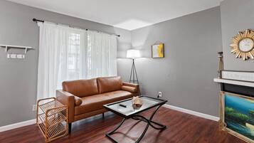 智能电视、壁炉、书、办公室