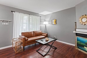 Téléviseur connecté, foyer, livres, bureau