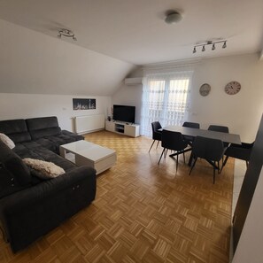 TV - Apartments Želimlje - Three Bedroom Apartment 3 (zgoraj) (Skofljica)